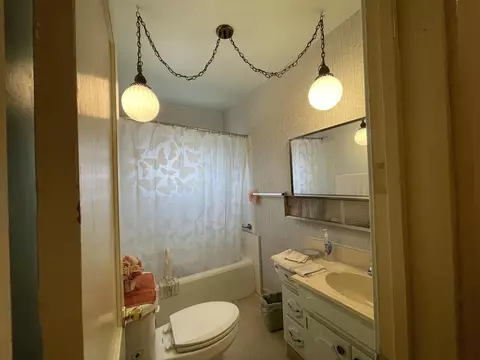 Bath - 406 E Myrtle St, Hanford, CA 93230 photo 1 of 1