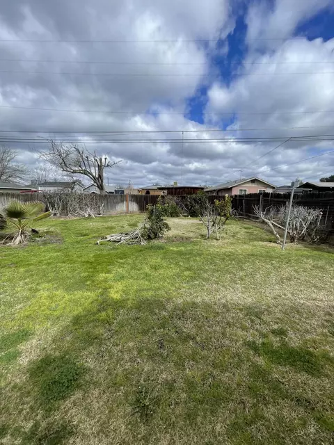 Exterior - 406 E Myrtle St, Hanford, CA 93230 photo 3 of 4