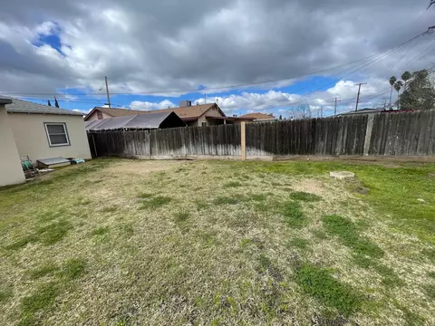 Exterior - 406 E Myrtle St, Hanford, CA 93230 photo 2 of 4