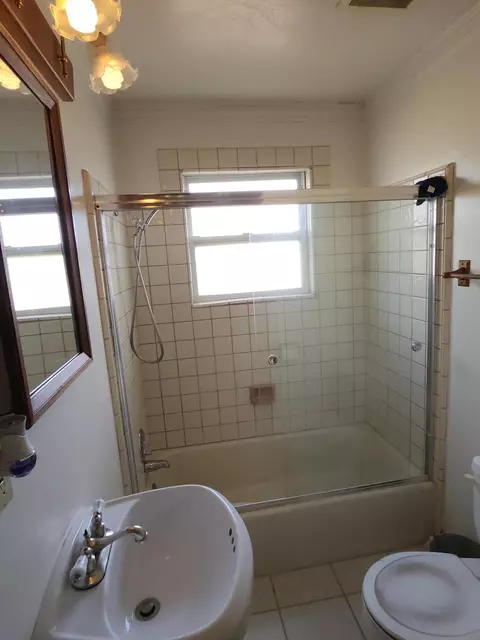 Bath - 25375 Ave 208 #208, Strathmore, CA 93267 photo 1 of 2