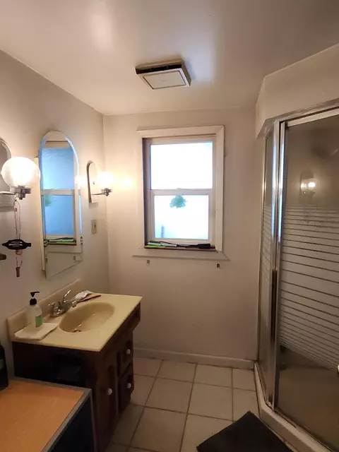 Bath - 25375 Ave 208 #208, Strathmore, CA 93267 photo 2 of 2