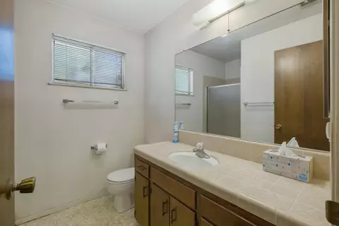 Bath - 1661 W Visalia Rd, Exeter, CA 93221 photo 3 of 4