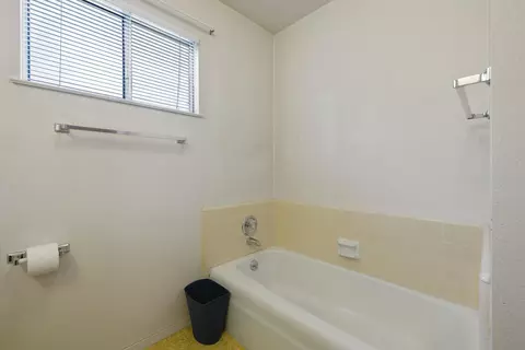 Bath - 1661 W Visalia Rd, Exeter, CA 93221 photo 2 of 4