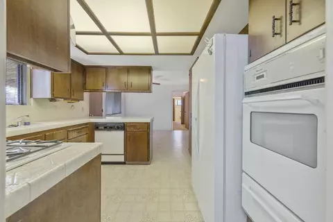 Kitchen - 1661 W Visalia Rd, Exeter, CA 93221 photo 4 of 5