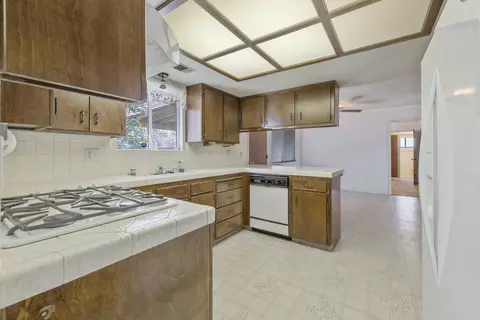 Kitchen - 1661 W Visalia Rd, Exeter, CA 93221 photo 5 of 5