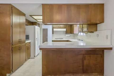 Kitchen - 1661 W Visalia Rd, Exeter, CA 93221 photo 3 of 5