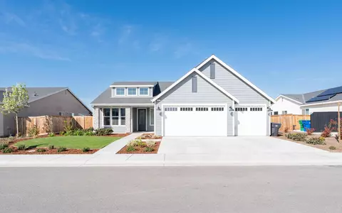 3203 Blue Creek Ln, Shafter, CA 93263