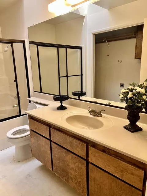 1826 E Babcock Ave, Visalia, CA 93292 photo 17