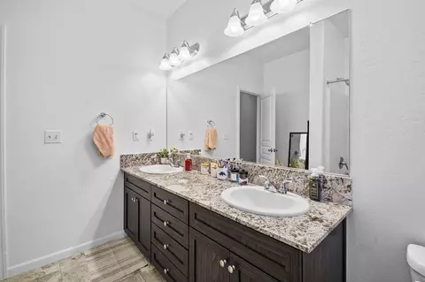 Bath - 816 E Copper Ave, Visalia, CA 93292 photo 2 of 5