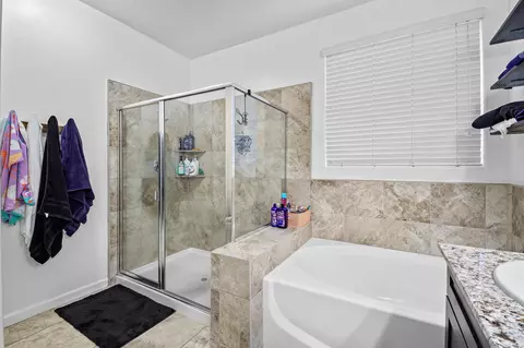 Bath - 816 E Copper Ave, Visalia, CA 93292 photo 4 of 5