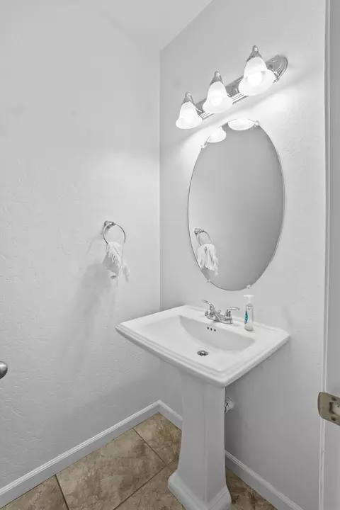 Bath - 816 E Copper Ave, Visalia, CA 93292 photo 1 of 5
