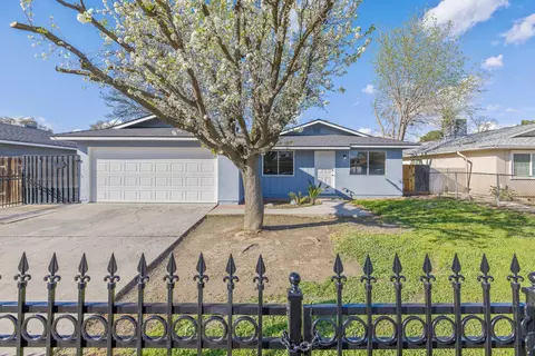 212 E Sunnyview Ave, Visalia, CA 93292