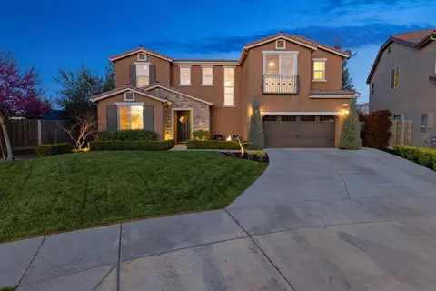 1330 N Zachary St, Visalia, CA 93291