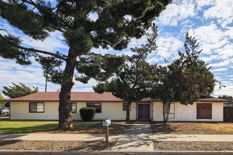 780 N Elmwood Ave, Lindsay, CA 93247