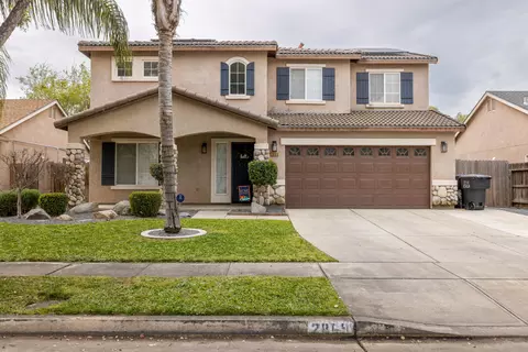 2869 W Brooke Ave, Visalia, CA 93291