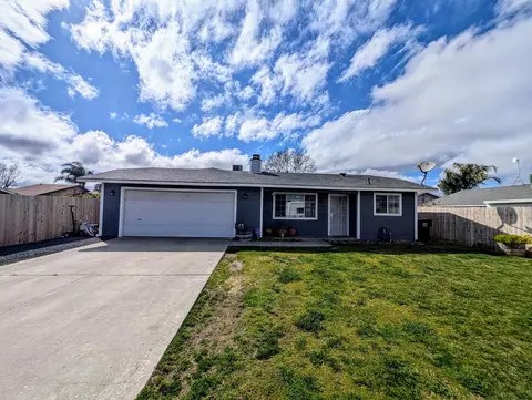 837 S Elm St, Pixley, CA 93256