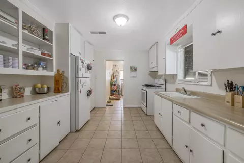 Entry Way - 232 Albert Ave, Exeter, CA 93221 photo 2 of 4