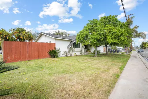 1645 S Giddings St, Visalia, CA 93277