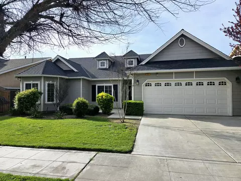 261 E Gibson Ave, Reedley, CA 93654 photo 2