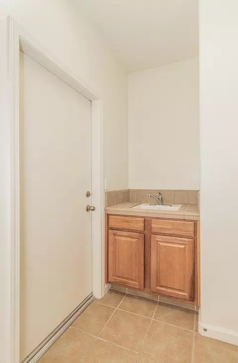 261 E Gibson Ave, Reedley, CA 93654 photo 18
