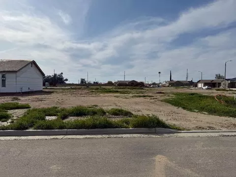 1133 S Creekside Pl E, Porterville, CA 93257