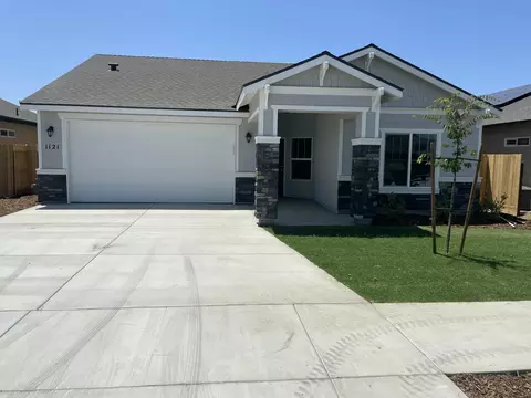 1121 S Mesa Oak St, Porterville, CA 93257
