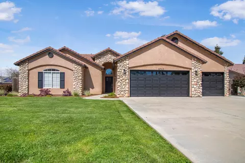 2742 W Babcock Ave, Visalia, CA 93291