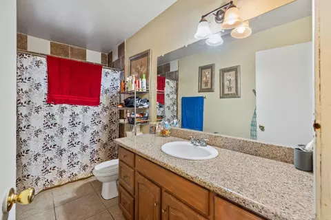 Bath - 672 N Smith Rd, Tipton, CA 93272 photo 1 of 2