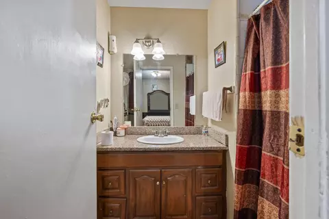 Bath - 672 N Smith Rd, Tipton, CA 93272 photo 2 of 2