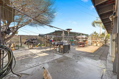 Exterior - 672 N Smith Rd, Tipton, CA 93272 photo 8 of 16
