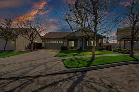 869 N Hartnell Pl, Hanford, CA 93230