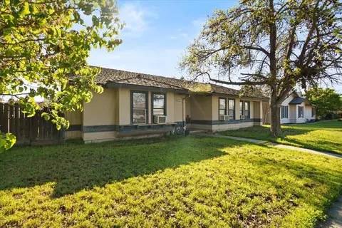 1222 N Laspina St, Tulare, CA 93274