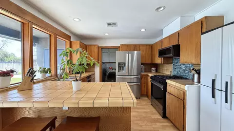 Kitchen - 4005 W Iris Ave, Visalia, CA 93277 photo 4 of 6