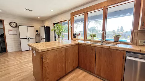 Kitchen - 4005 W Iris Ave, Visalia, CA 93277 photo 5 of 6