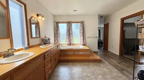 Bath - 4005 W Iris Ave, Visalia, CA 93277 photo 3 of 10