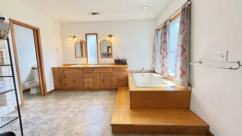 Bath - 4005 W Iris Ave, Visalia, CA 93277 photo 2 of 10