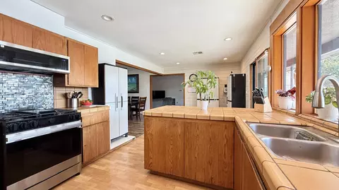 Kitchen - 4005 W Iris Ave, Visalia, CA 93277 photo 6 of 6