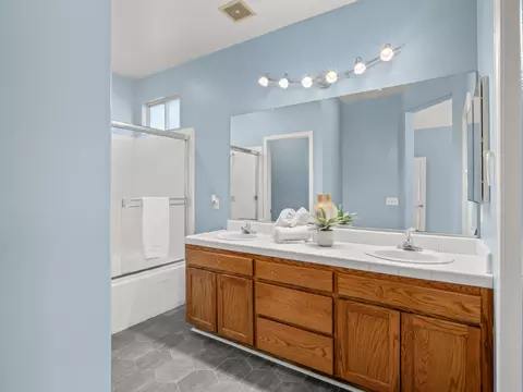 Bath - 600 Haven Way, Lemoore, CA 93245 photo 5 of 5