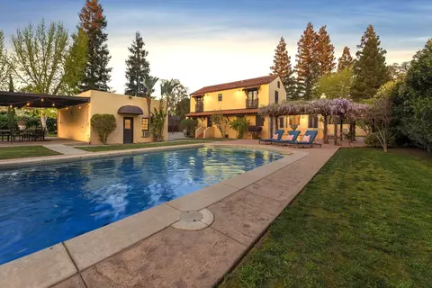 305 N Fairway St, Visalia, CA 93291