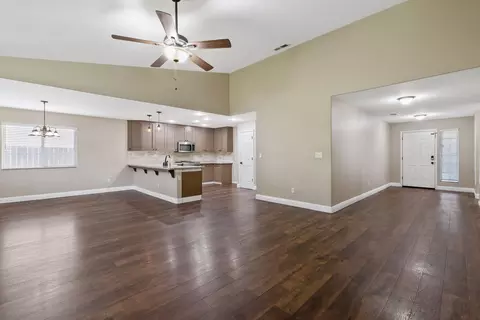 2427 E Dorothea Ave, Visalia, CA 93292 photo 10