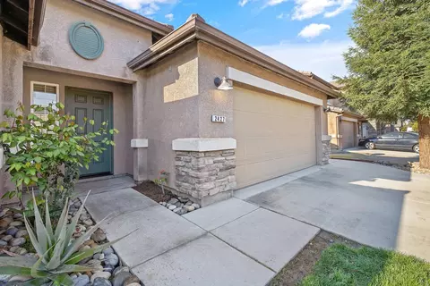 2427 E Dorothea Ave, Visalia, CA 93292 photo 4