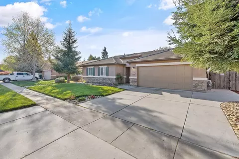 2427 E Dorothea Ave, Visalia, CA 93292 photo 2