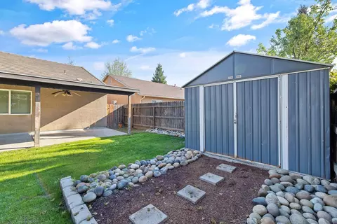 2427 E Dorothea Ave, Visalia, CA 93292 photo 37