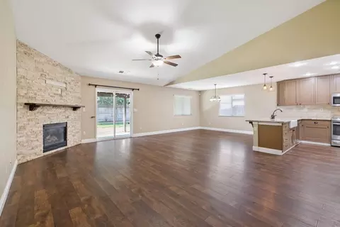 2427 E Dorothea Ave, Visalia, CA 93292 photo 7
