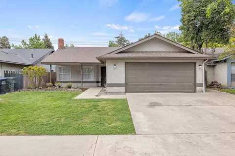 1017 N Oakwood Ct, Visalia, CA 93291