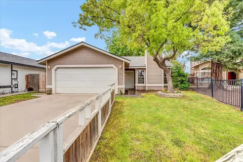 687 W Petunia St, Farmersville, CA 93223