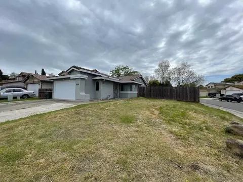 5000 Camino Royale Dr, Sacramento, CA 95823
