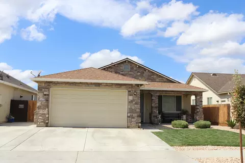 1332 Greenbrier Dr, Hanford, CA 93230