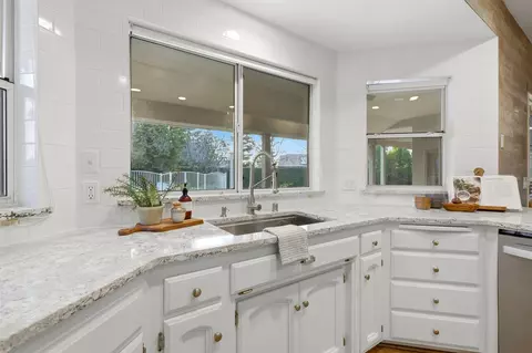 Kitchen - 2511 E Harter Ct, Visalia, CA 93292 photo 3 of 5