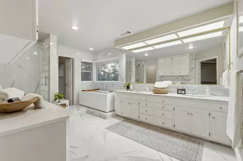 Bath - 2511 E Harter Ct, Visalia, CA 93292 photo 3 of 7